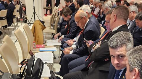 Jos&eacute; Mar&iacute;a del Nido consulta su tel&eacute;fono m&oacute;vil en una junta de accionistas.