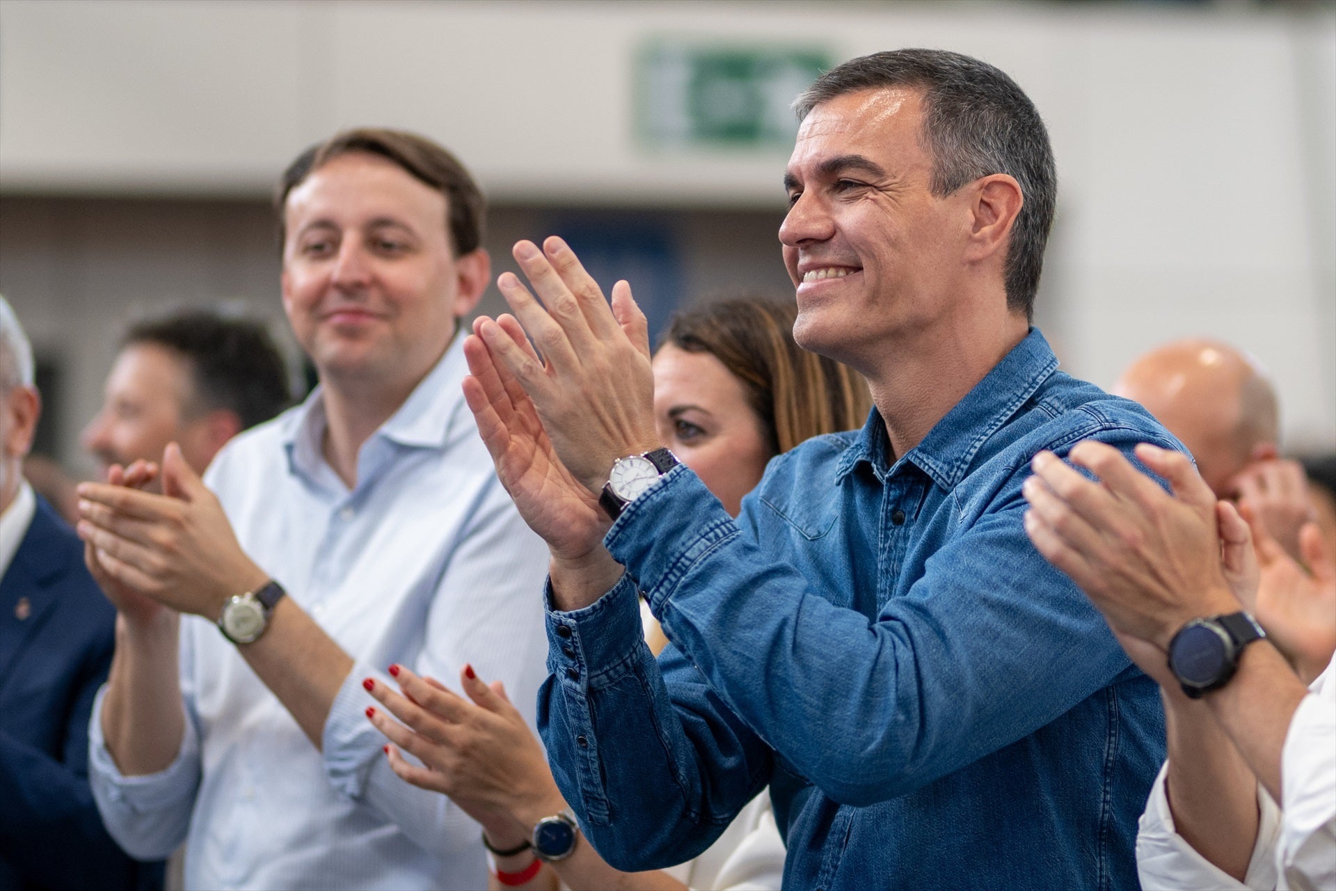 Sánchez llama a frenar la "matrioska de la ultraderecha": Feijóo, Vox y Alvise Sánchez llama a frenar la "matrioska de la ultraderecha": Feijóo, Vox y Alvise