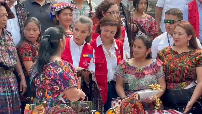 La Reina confiesa que en Guatemala ha visto cosas complicadas, vidas muy difíciles, con mucho sufrimiento. La Reina confiesa que en Guatemala ha visto cosas complicadas, vidas muy difíciles, con mucho sufrimiento.