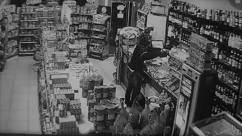 Imagen de uno de los hechos delictivos captada por una cámara de seguridad Imagen de uno de los hechos delictivos captada por una cámara de seguridad
