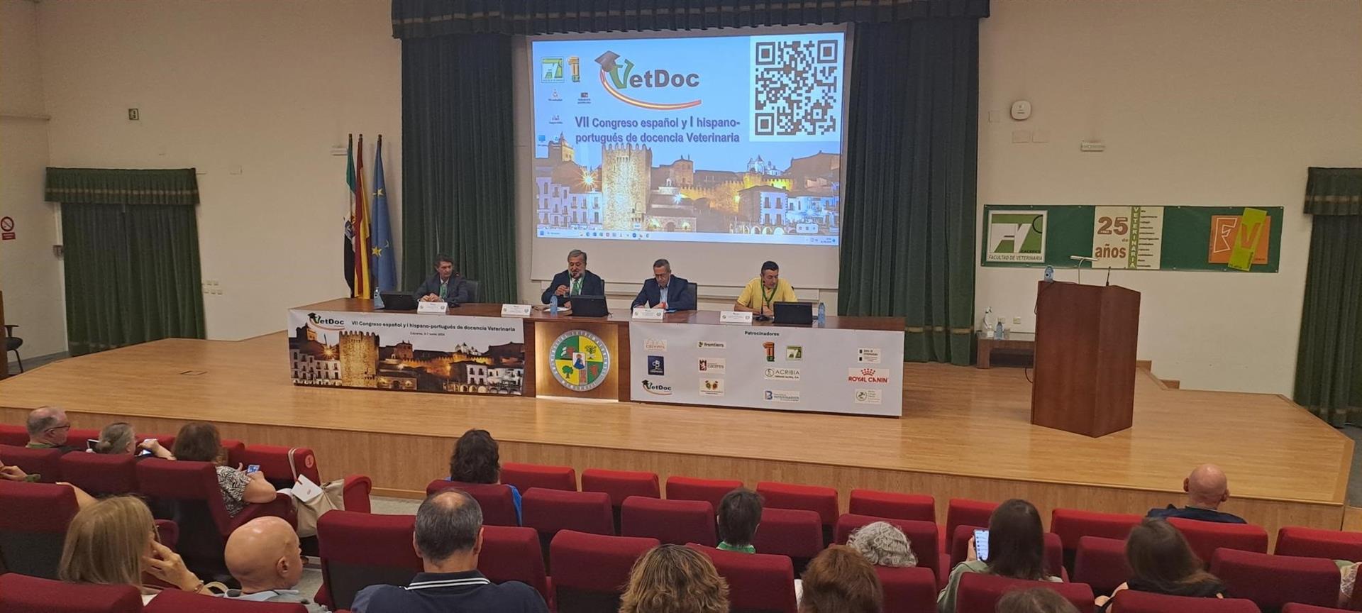 El VII Congreso de Docencia Veterinaria reúne en Cáceres a 90 profesores de España y Portugal El VII Congreso de Docencia Veterinaria reúne en Cáceres a 90 profesores de España y Portugal