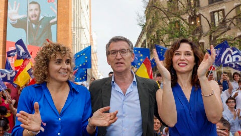 El l&iacute;der del Partido Popular, Alberto N&uacute;&ntilde;ez Feij&oacute;o, acompa&ntilde;ado por la cabeza de lista del PP para las elecciones al Parlamento Europeo, Dolors Montserrat, y la presidenta de la Comunidad de Madrid y del PP de Madrid, Isabel D&iacute;az Ayuso.