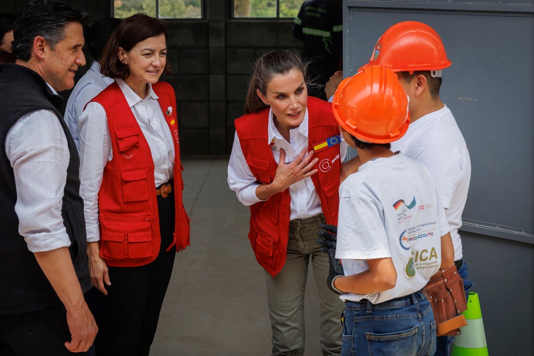 La reina con los jóvenes que la cooperación salva de las calles La reina con los jóvenes que la cooperación salva de las calles