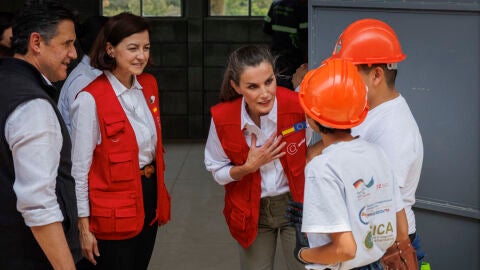 La reina Letizia durante su visita a las obras de la Escuela Taller Norte (Guatemala) La reina Letizia durante su visita a las obras de la Escuela Taller Norte (Guatemala)