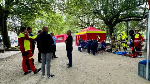 Más de 800 niños de Santiago pasarán por la Alameda para participar en la Semana de Prevención de Incendios Más de 800 niños de Santiago pasarán por la Alameda para participar en la Semana de Prevención de Incendios