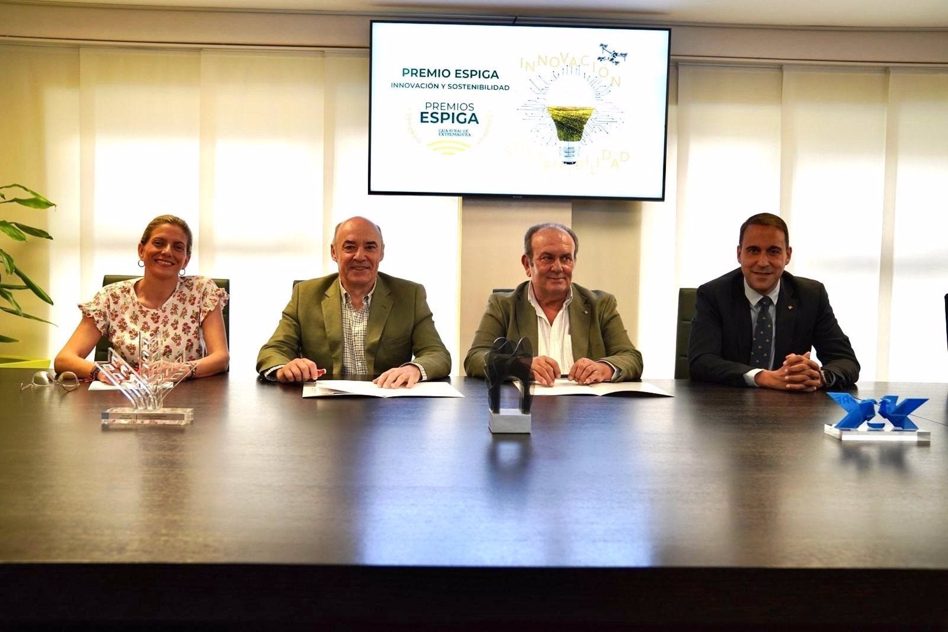 Caja Rural de Extremadura y la Cámara de Comercio de Badajoz ponen en marcha los Premios Espiga de Innovación y Sostenibilidad Caja Rural de Extremadura y la Cámara de Comercio de Badajoz ponen en marcha los Premios Espiga de Innovación y Sostenibilidad