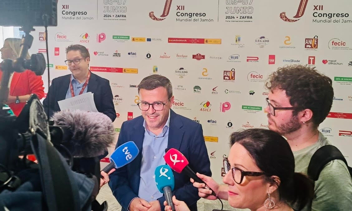 Gallardo pide a la Junta "responsabilidades políticas" por el "fraude" de desviar el dinero del regadío Tierra de Barros Gallardo pide a la Junta "responsabilidades políticas" por el "fraude" de desviar el dinero del regadío Tierra de Barros