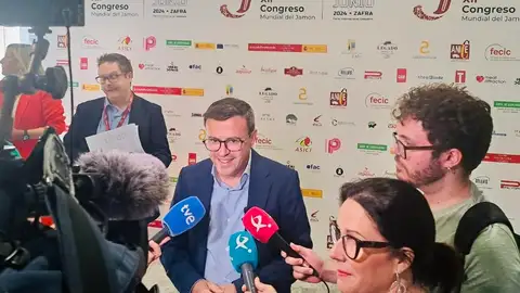 Gallardo pide a la Junta "responsabilidades políticas" por el "fraude" de desviar el dinero del regadío Tierra de Barros Gallardo pide a la Junta "responsabilidades políticas" por el "fraude" de desviar el dinero del regadío Tierra de Barros