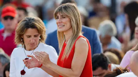 La mujer de Pedro Sánchez, Begoña Gómez, durante un acto electoral de los socialistas en Benalmádena (Málaga). La mujer de Pedro Sánchez, Begoña Gómez, durante un acto electoral de los socialistas en Benalmádena (Málaga).