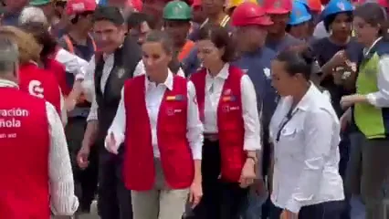 La reina con los jóvenes que la cooperación salva de las calles
