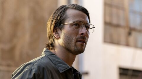El actor Glen Powell, en un fotograma promocional de la pel&iacute;cula 'Hit Man. Asesino por casualidad'