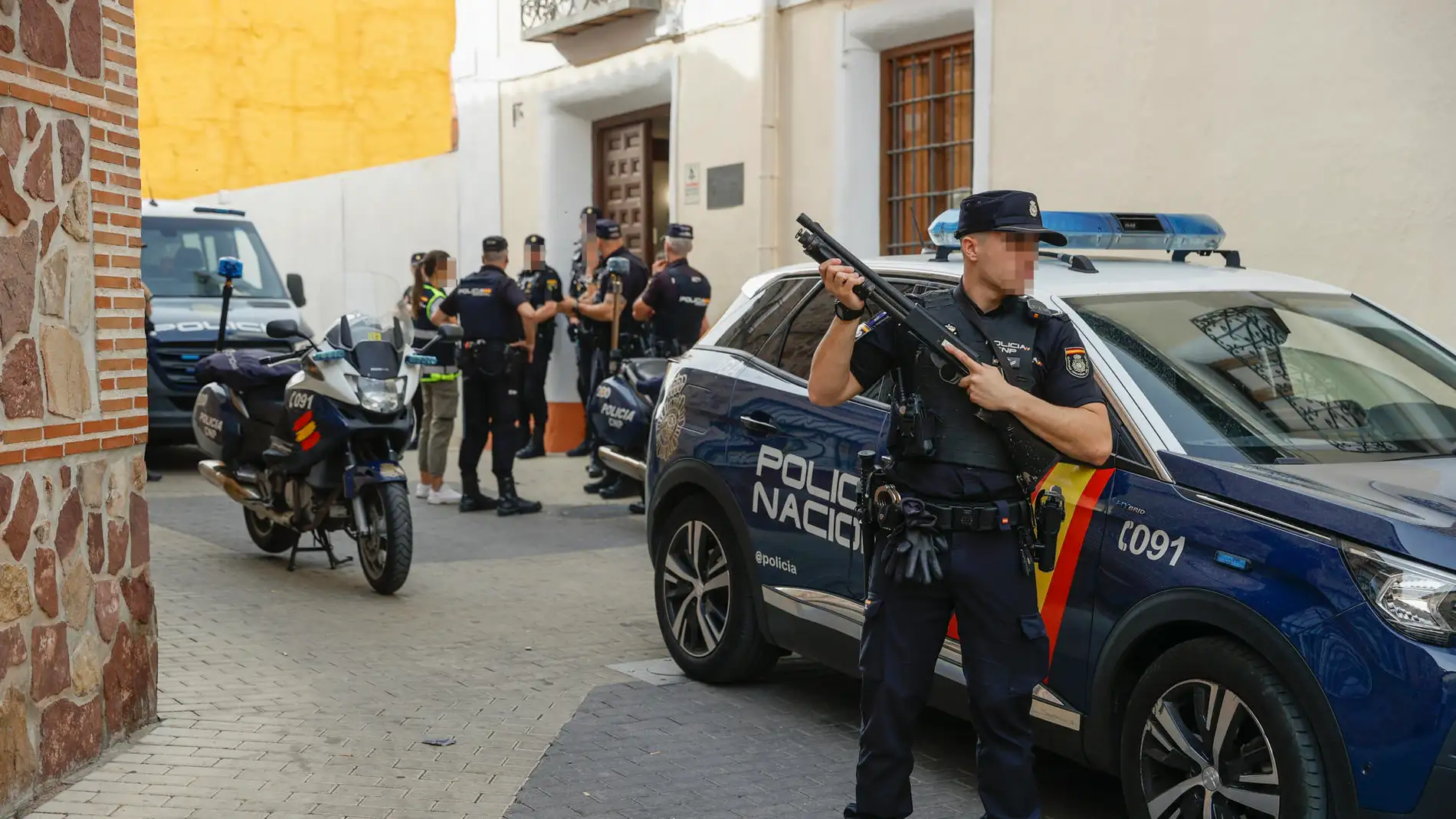 Agentes de la Policía Nacional custodian la entrada al juzgado de Illescas (Toledo) donde han sido llamados a declarar dos de los supuestos autores del asesinato a tiros en Madrid de Borja Villacís. Agentes de la Policía Nacional custodian la entrada al juzgado de Illescas (Toledo) donde han sido llamados a declarar dos de los supuestos autores del asesinato a tiros en Madrid de Borja Villacís.