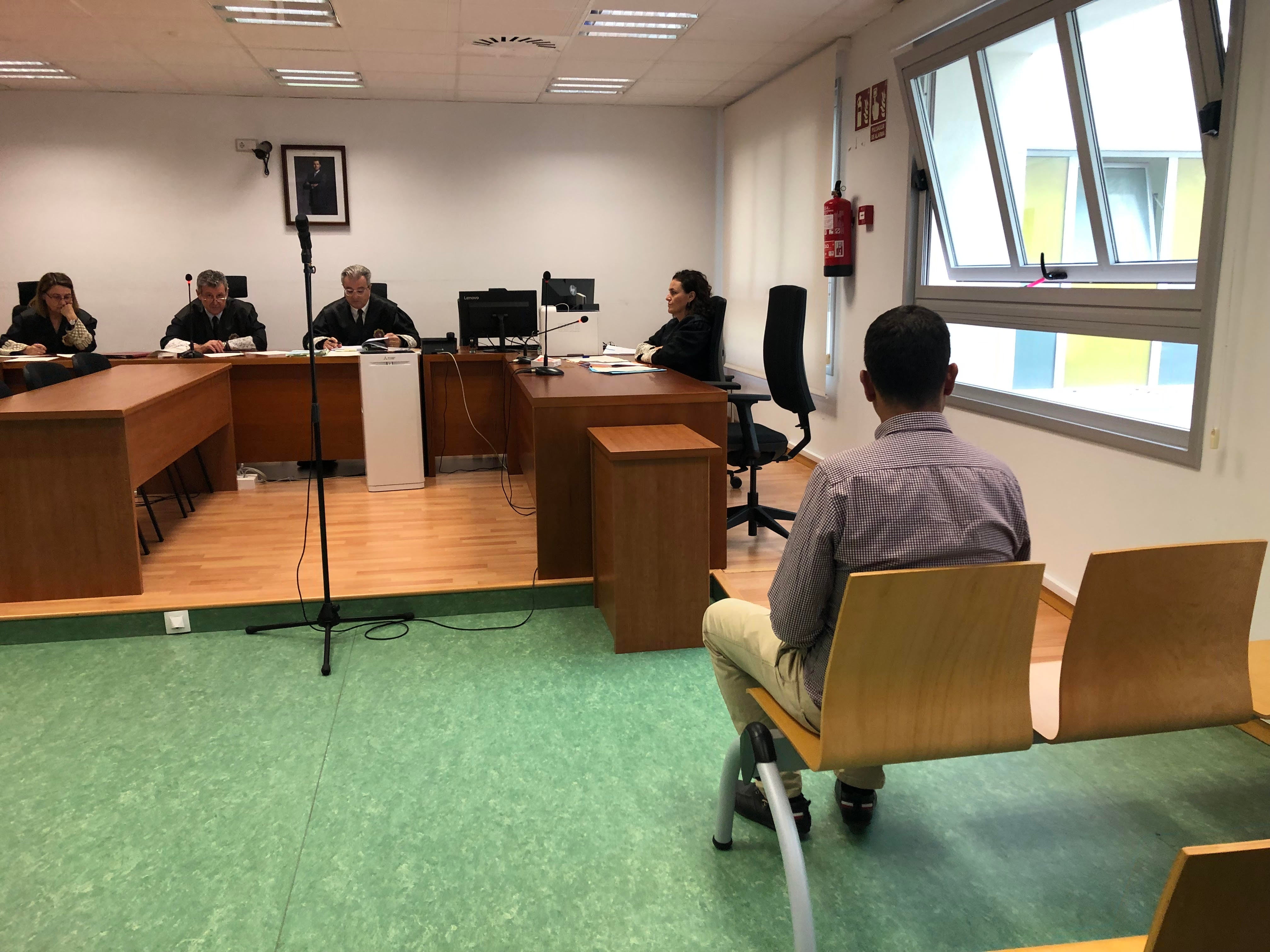 El profesor de secundaria de Alicante niega que cometiera abusos sobre dos alumnas de 15 años El profesor de secundaria de Alicante niega que cometiera abusos sobre dos alumnas de 15 años