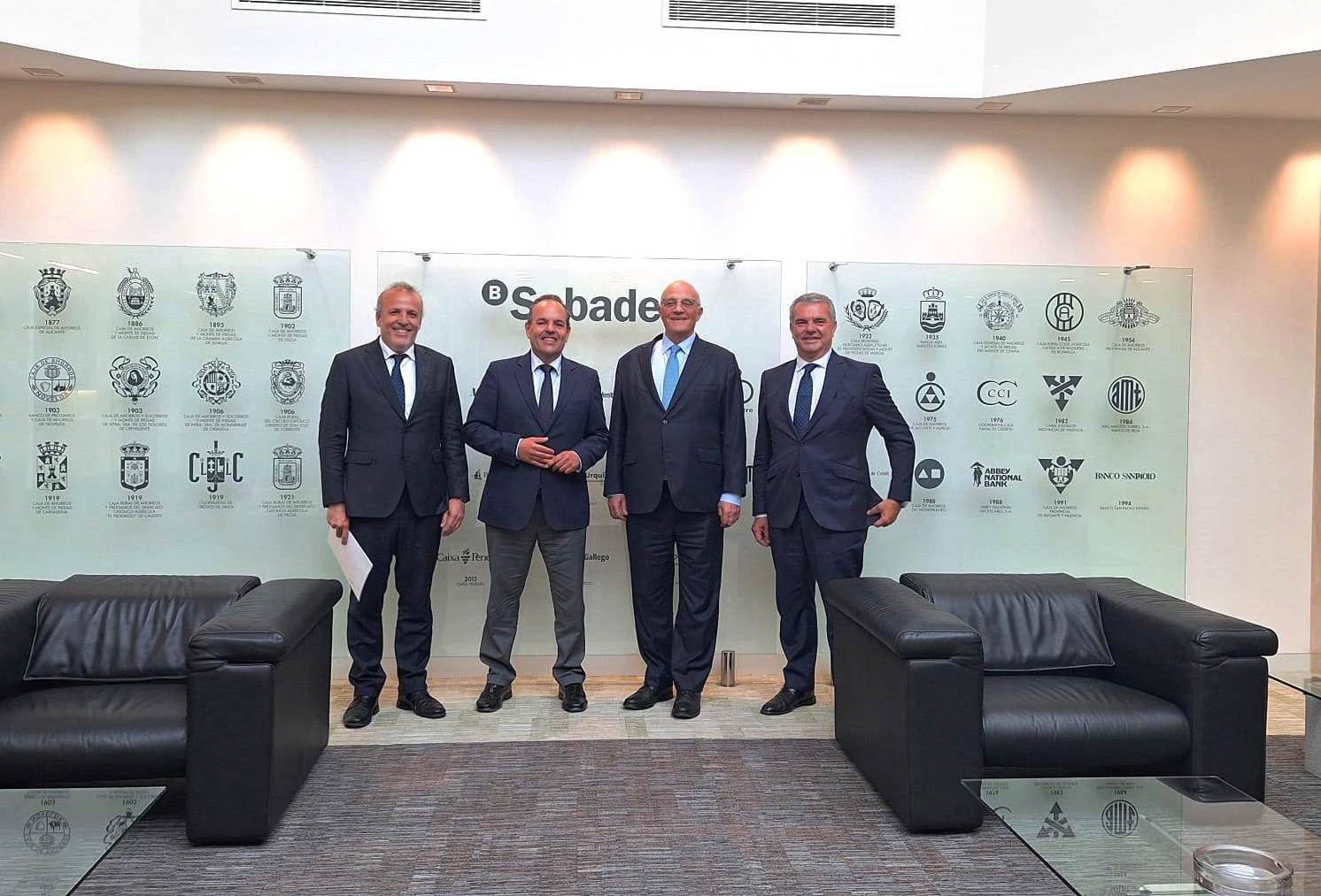 Oliu recibe el apoyo de instituciones y empresarios alicantinos ante la OPA hostil lanzada por el BBVA Oliu recibe el apoyo de instituciones y empresarios alicantinos ante la OPA hostil lanzada por el BBVA