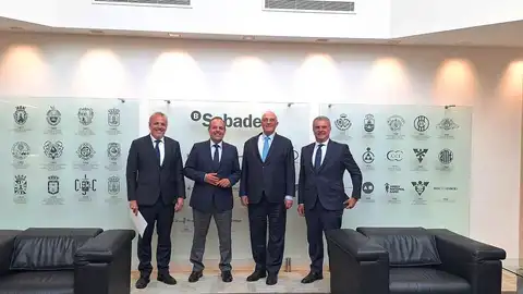 En el centro de la imagen, Carlos Baño y Josep Oliu En el centro de la imagen, Carlos Baño y Josep Oliu