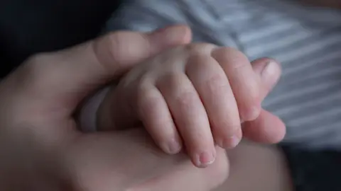 Imagen de archivo de la mano de un niño. Imagen de archivo de la mano de un niño.