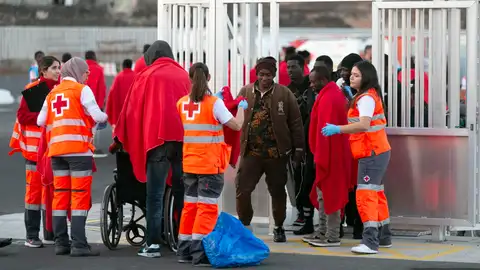 Migrantes atendidos por Cruz Roja en el puerto de Arrecife, Lanzarote Migrantes atendidos por Cruz Roja en el puerto de Arrecife, Lanzarote
