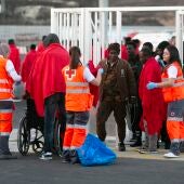 Migrantes atendidos por Cruz Roja en el puerto de Arrecife, Lanzarote