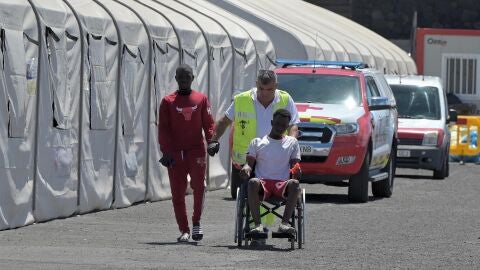 Migrantes asistidos por Cruz Roja en el Puerto de La Restinga, El Hierro