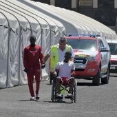 Migrantes asistidos por Cruz Roja en el Puerto de La Restinga, El Hierro
