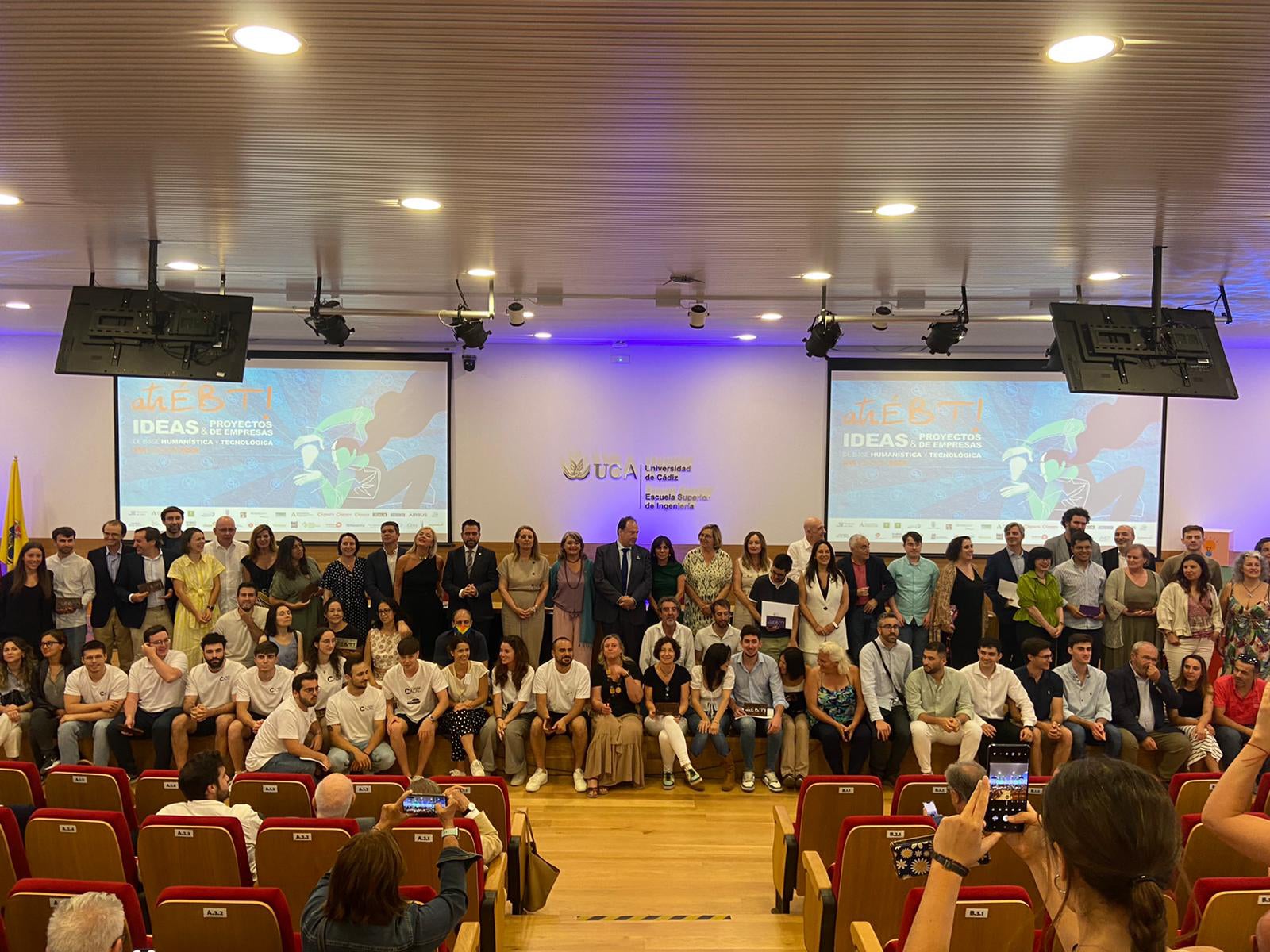 La UCA premia a más de una docena de ideas y proyectos de empresa en el certámen 'atrÉBT!' La UCA premia a más de una docena de ideas y proyectos de empresa en el certámen 'atrÉBT!'