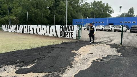 7-6 Luis Carri&oacute;n pasa ante una pancarta en El Requex&oacute;n