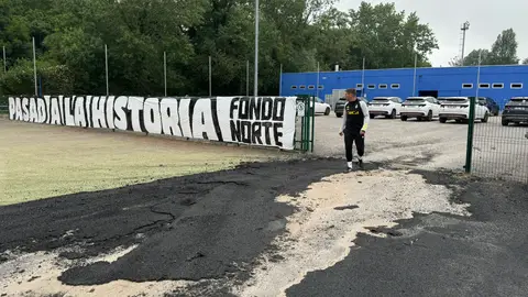 7-6 Luis Carrión pasa ante una pancarta en El Requexón 7-6 Luis Carrión pasa ante una pancarta en El Requexón