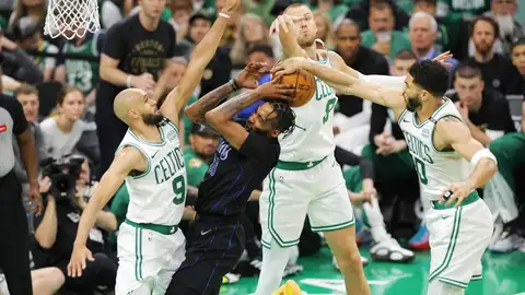 Boston arrasa a Dallas en el primer partido Boston arrasa a Dallas en el primer partido