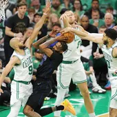 Boston arrasa a Dallas en el primer partido Boston arrasa a Dallas en el primer partido