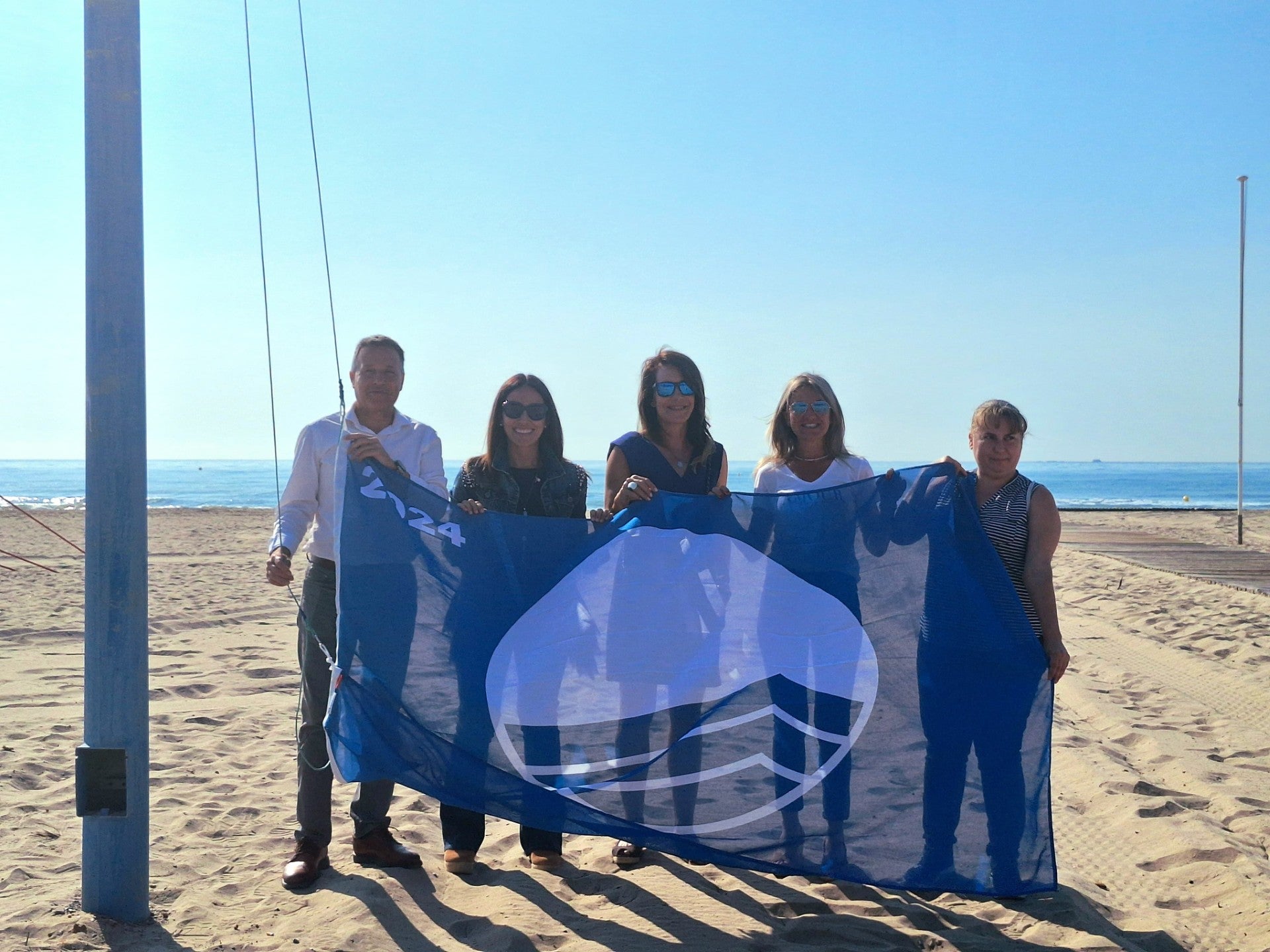 Las Banderas Azules ya ondean en las playas de Burriana Las Banderas Azules ya ondean en las playas de Burriana