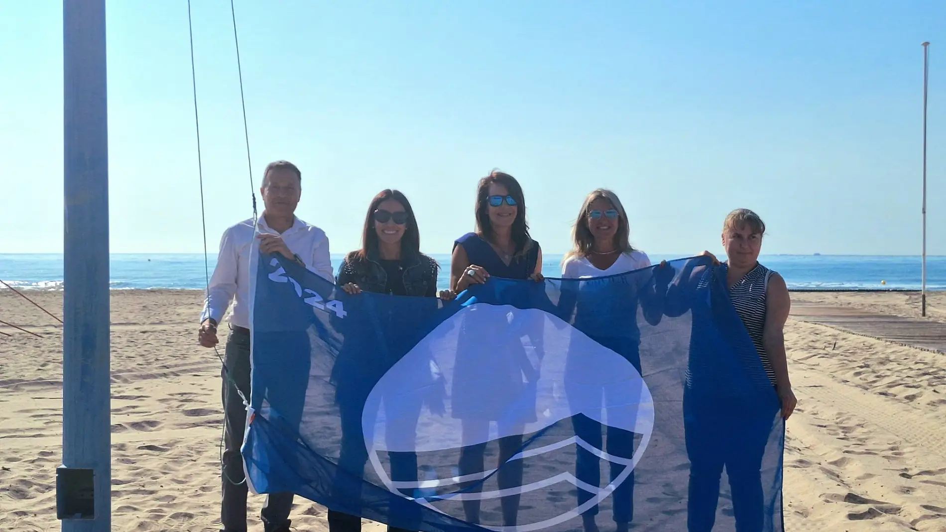 Las Banderas Azules ya ondean en las playas de Burriana