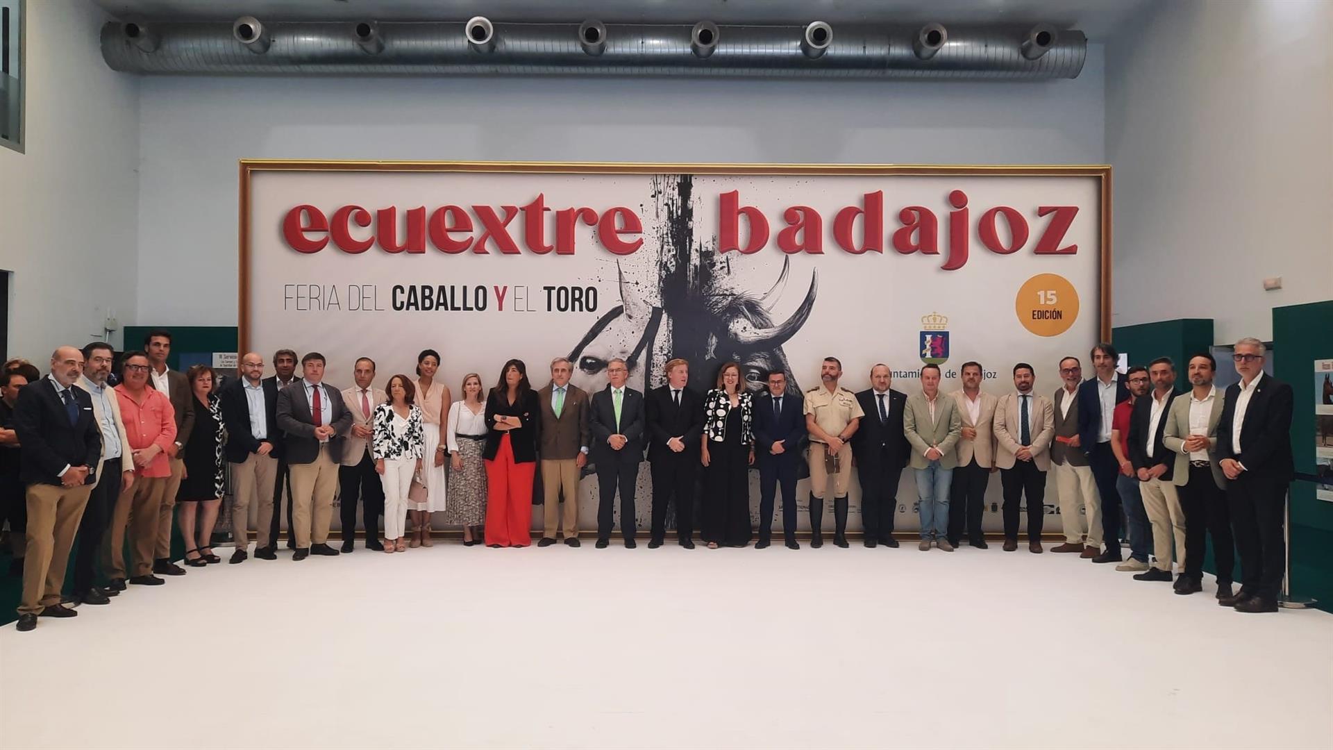 La Junta reafirma su "apuesta firme" y su defensa por los sectores del toro y el caballo La Junta reafirma su "apuesta firme" y su defensa por los sectores del toro y el caballo