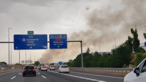 columna de humo de un incendio en Soto El Espinillo vista desde la A2