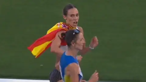 La española Laura García-Caro pierde el bronce mientras lo celebraba, a escasos centímetros de la meta. La española Laura García-Caro pierde el bronce mientras lo celebraba, a escasos centímetros de la meta.