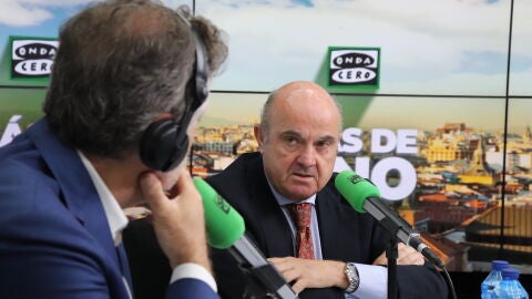 El vicepresidente del Banco Central Europeo, Luis de Guindos, con Carlos Alsina en 'M&aacute;s de uno'