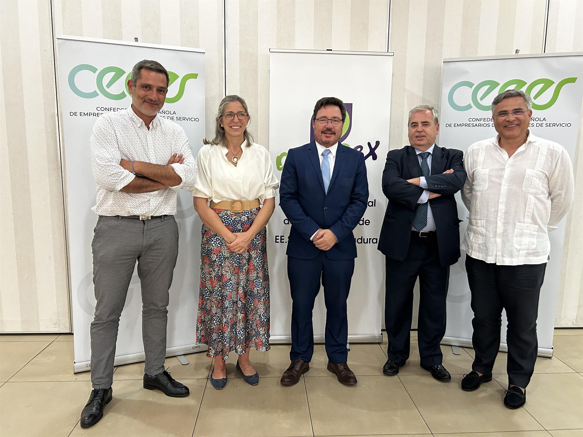 El consejero de Economía muestra su apoyo a los empresarios de estaciones de servicios durante una jornada celebrada en Mérida El consejero de Economía muestra su apoyo a los empresarios de estaciones de servicios durante una jornada celebrada en Mérida