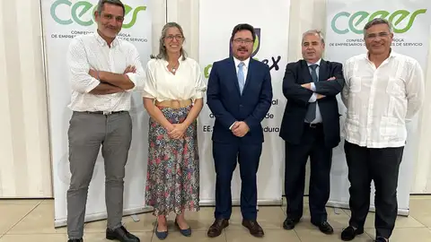 El consejero de Economía muestra su apoyo a los empresarios de estaciones de servicios durante una jornada celebrada en Mérida El consejero de Economía muestra su apoyo a los empresarios de estaciones de servicios durante una jornada celebrada en Mérida