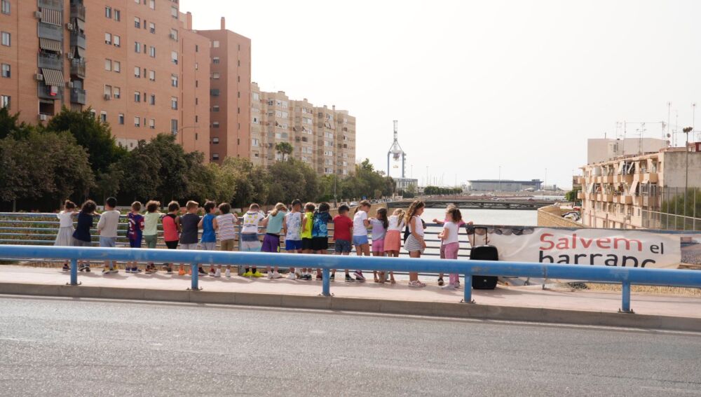 Los alumnos han colgado una pancarta
