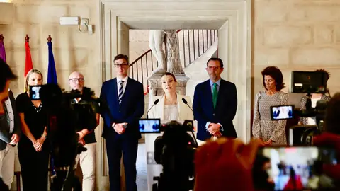 La presidenta del Govern, Marga Prohens, en declaraciones a los medios acompañada de los asistentes a la Mesa del Dialogo Social. La presidenta del Govern, Marga Prohens, en declaraciones a los medios acompañada de los asistentes a la Mesa del Dialogo Social.