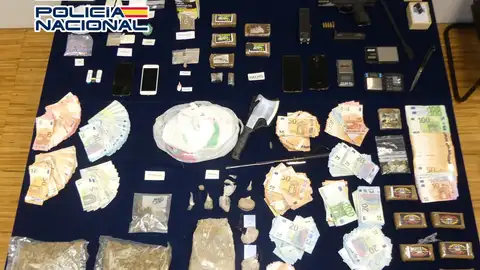 La Policía Nacional se incautó de 30.000 euros y de distintas cantidades de droga. La Policía Nacional se incautó de 30.000 euros y de distintas cantidades de droga.