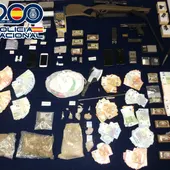 La Policía Nacional se incautó de 30.000 euros y de distintas cantidades de droga. La Policía Nacional se incautó de 30.000 euros y de distintas cantidades de droga.