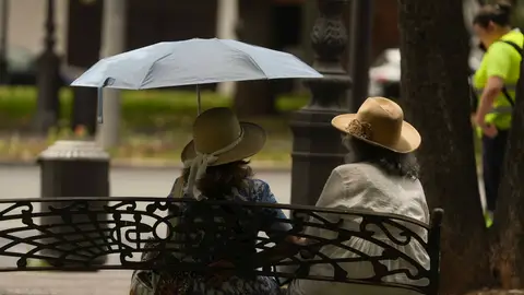 Imagen de archivo de dos mujeres con paraguas bajo la lluvia Cambio radical de tiempo: una DANA deja tormentas, granizo y 13 grados menos en las siguientes zonas