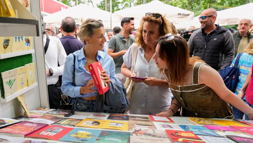 La candidata de Sumar a las elecciones europeas, Estrella Galán, acompañada de la líder de su partido, Yolanda Díaz, visitan la Feria del Libro de Madrid aprovechando la jornada de reflexión.