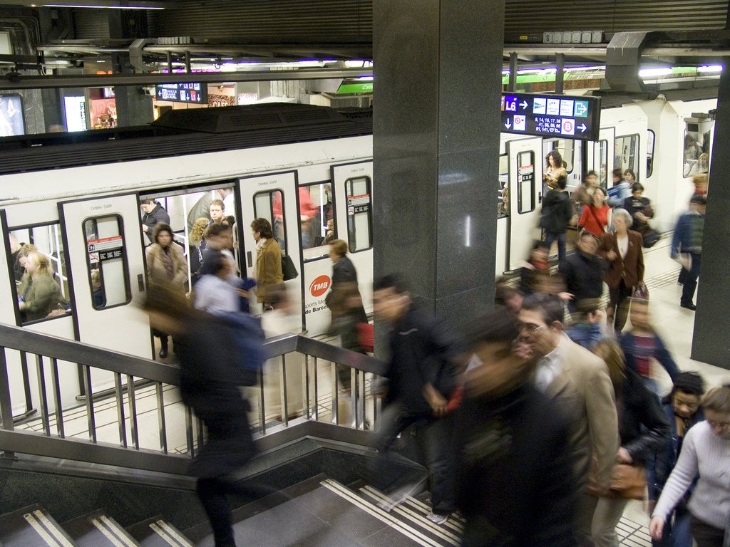 Qué es el 'método de la mochila': así podrás evitar robos en el metro según la Guardia Civil Qué es el 'método de la mochila': así podrás evitar robos en el metro según la Guardia Civil