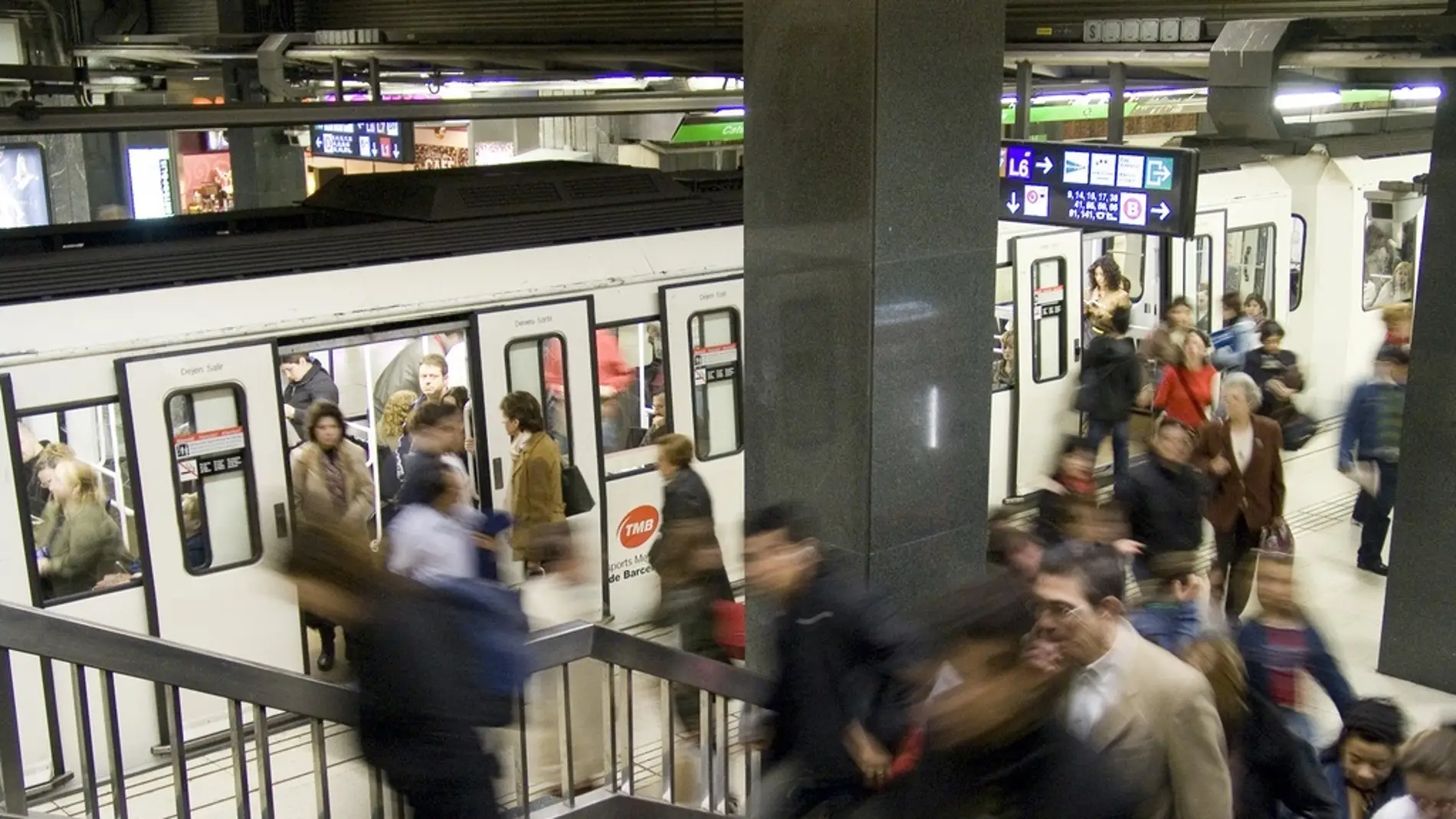 La Guardia Civil alerta del 'método de la mochila' con el que pueden robarte en el metro