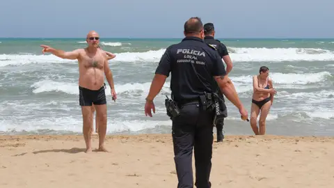 Vista general de la playa de Guardamar del Segura (Alicante) en la que han fallecido cuatro personas en apenas 48 horas Cuatro personas mueren ahogadas en Guardamar del Segura en 48 horas