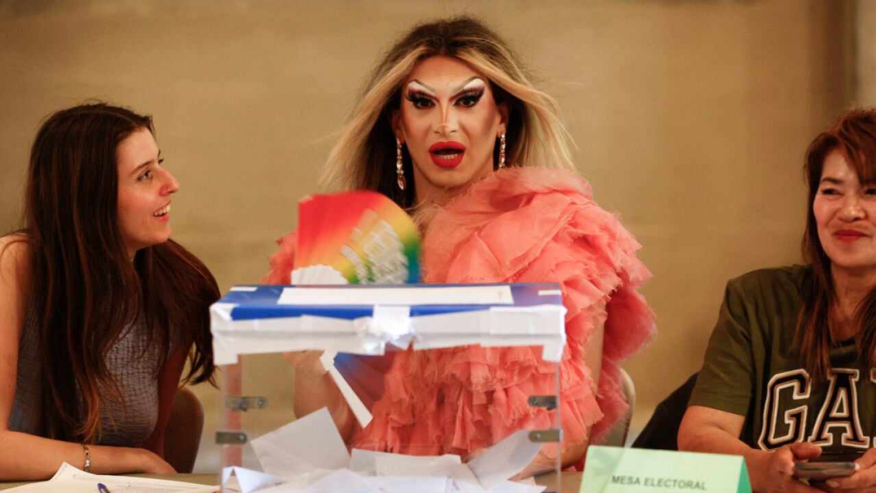 drag-queen-pitita-lista-actuacion-esta-noche-preside-mesa-colegio-electoral-montado-universidad-barcelona_69.jpg