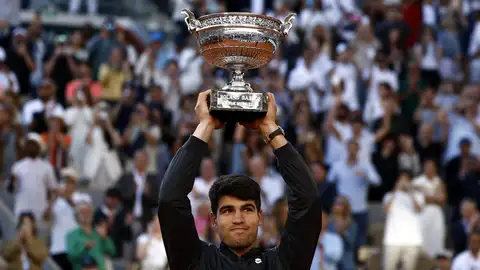 Carlos Alcaraz levanta el trofeo de Roland Garros en la Philippe Chatrier Carlos Alcaraz levanta el trofeo de Roland Garros en la Philippe Chatrier