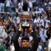 Carlos Alcaraz levanta el trofeo de Roland Garros en la Philippe Chatrier