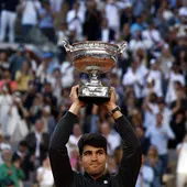 Carlos Alcaraz levanta el trofeo de Roland Garros en la Philippe Chatrier Carlos Alcaraz levanta el trofeo de Roland Garros en la Philippe Chatrier